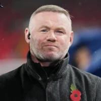 L’ancienne star du football Wayne Rooney sur le terrain avant le match de Ligue des champions opposant Liverpool au Real Madrid, à Liverpool, en Angleterre, le 4 novembre 2025. (Crédit : Jon Super/AP)