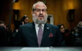 Le rabbin Yehuda Kaploun assiste à une audition de confirmation devant la commission des Affaires étrangères du Sénat concernant sa nomination au poste d’envoyé spécial chargé de surveiller et de lutter contre l’antisémitisme, au Capitole, à Washington, le 19 novembre 2025. (Crédit : Julia Demaree Nikhinson/AP)