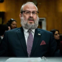 Le rabbin Yehuda Kaploun assistant à une audition de confirmation devant la commission des Affaires étrangères du Sénat concernant sa nomination au poste d’envoyé spécial chargé de surveiller et de lutter contre l’antisémitisme, au Capitole, à Washington, le 19 novembre 2025. (Crédit : Julia Demaree Nikhinson/AP)