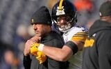 Le quarterback des Pittsburgh Steelers, Aaron Rodgers (à gauche), reçoit une accolade de Pat Freiermuth (88) avant un match de football américain de la NFL contre les Chicago Bears, le 23 novembre 2025, à Chicago. (Crédit : AP Photo/Erin Hooley)