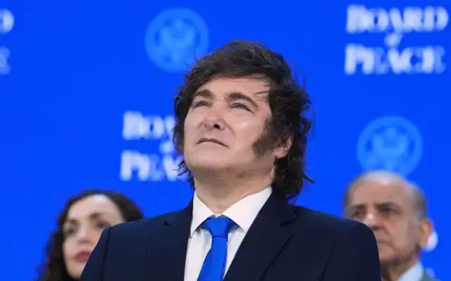 Le président argentin Javier Milei écoute les discours prononcés après la signature d’une charte du Conseil de la paix lors de la réunion annuelle du Forum économique mondial à Davos, en Suisse, le 22 janvier 2026. (Crédit : Evan Vucci/AP)