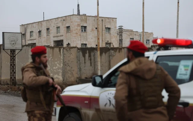 Photo d'illustration : des forces gouvernementales syriennes montent la garde à la prison d'al-Aqtan après l'avoir reprise aux Forces démocratiques syriennes (FDS), dirigées par les Kurdes, à Raqqa, dans le nord-est de la Syrie, le 23 janvier 2026. (Crédit: AP Photo/Ghaith Alsayed)