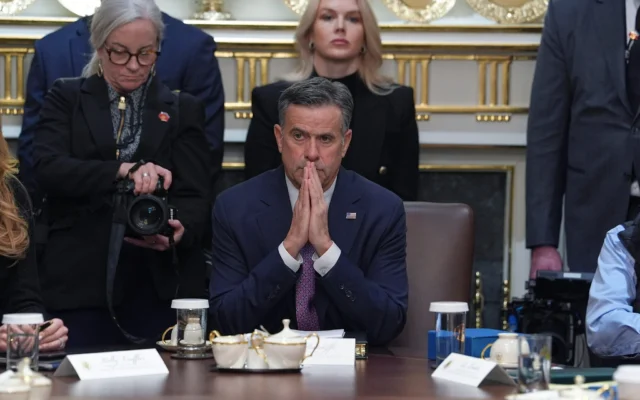 Le directeur de la CIA, John Ratcliffe, assis au centre, et la porte-parole de la Maison Blanche, Karoline Leavitt, debout à l’arrière-plan, écoutent lors d’une réunion du Conseil des ministres à la Maison Blanche, à Washington, le 29 janvier 2026. (Crédit: AP/Evan Vucci)