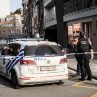 La police sécurisant un périmètre après une explosion survenue près d’une synagogue, à Liège, en Belgique, le 9 mars 2026. (Crédit: Valentin Bianchi/AP Photo)