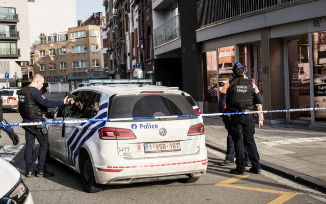 La police sécurisant un périmètre après une explosion survenue près d’une synagogue, à Liège, en Belgique, le 9 mars 2026. (Crédit: Valentin Bianchi/AP Photo)