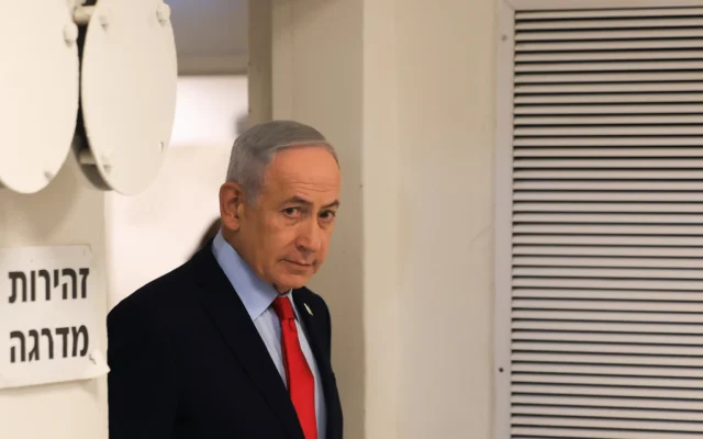 Le Premier ministre Benjamin Netanyahu arrivant pour une conférence de presse, à Jérusalem, le 19 mars 2026. (Crédit: Ronen Zvulun, photo de pool via AP)
