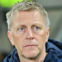 Le sélectionneur de l'Irlande, Heimir Hallgrimsson, debout sur le bord du terrain avant un match de demi-finale de barrage pour la Coupe du monde de football entre la République tchèque et l'Irlande à Prague, en République tchèque, le 26 mars 2026. (Crédit : Vit Tcherny/AP)