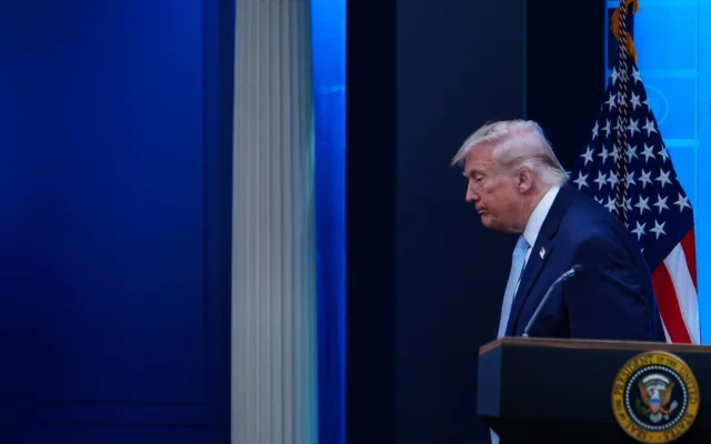 Le président américain Donald Trump quitte la salle de presse James Brady de la Maison Blanche après s’être entretenu avec des journalistes lors d’une conférence de presse, le 6 avril 2026, à Washington. (Crédit: AP/Julia Demaree Nikhinson)