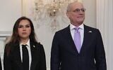 L'ambassadeur israélien aux États-Unis, Yechiel Leiter, et l'ambassadrice libanaise aux États-Unis, Nada Hamadeh Moawad, au Département d'État américain, à Washington, le 14 avril 2026. (Crédit : Jacquelyn Martin/AP/)