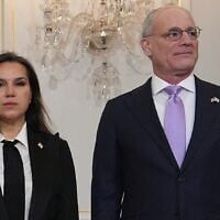 L'ambassadeur israélien aux États-Unis, Yechiel Leiter, et l'ambassadrice libanaise aux États-Unis, Nada Hamadeh Moawad, au Département d'État américain, à Washington, le 14 avril 2026. (Crédit : Jacquelyn Martin/AP/)