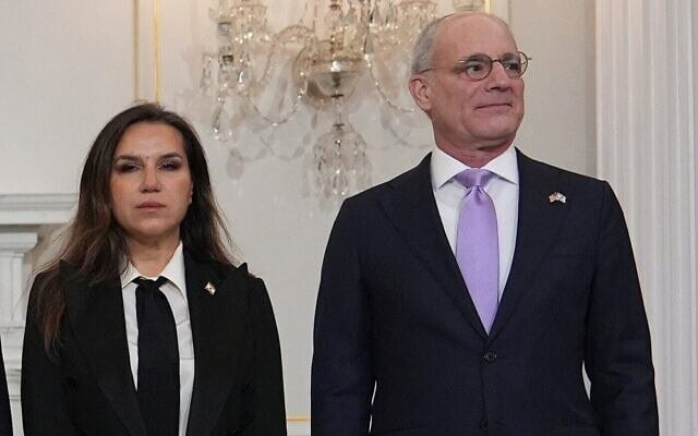 L'ambassadeur israélien aux États-Unis, Yechiel Leiter, et l'ambassadrice libanaise aux États-Unis, Nada Hamadeh Moawad, au Département d'État américain, à Washington, le 14 avril 2026. (Crédit : Jacquelyn Martin/AP/)
