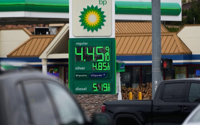 Les prix de l'essence ordinaire et du diesel sont affichés dans une station-service BP, à Mundelein, dans l'Illinois, le 15 avril 2026. (Crédit: AP/Nam Y. Huh)