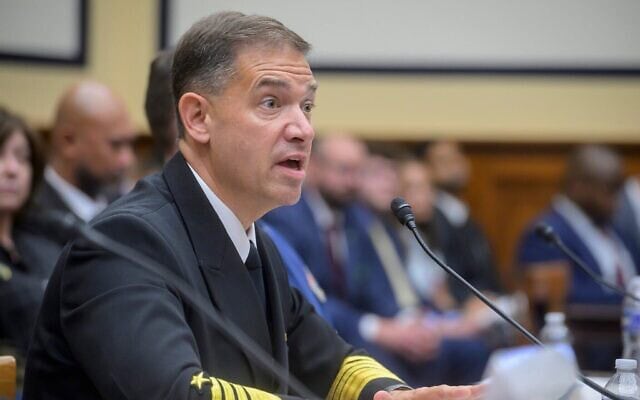 L'amiral Brad Cooper, de la Marine américaine, commandant du Commandement central des États-Unis (CENTCOM), intervenant lors d'une réunion de travail de la commission des Forces armées de la Chambre des représentants consacrée à la posture militaire américaine et aux défis de sécurité nationale au Grand Moyen-Orient et en Afrique, au Capitole, à Washington, le 19 mai 2026. Crédit : Rod Lamkey, Jr./AP)