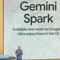 Josh Woodward, vice-président de Google Labs et de Gemini, s'exprime au sujet de Gemini Spark lors d'un événement Google I/O à Mountain View, en Californie, le 19 mai 2026. (Crédit: AP Photo/Jeff Chiu)