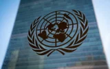 Le symbole des Nations unies à l’extérieur du bâtiment du Secrétariat de l'ONU, le 28 février 2022, au siège des Nations unies. (Crédit: AP/John Minchillo, archives)