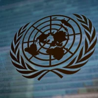Le symbole des Nations unies à l’extérieur du bâtiment du Secrétariat de l'ONU, au siège des Nations unies, le 28 février 2022. (Crédit : John Minchillo/AP)