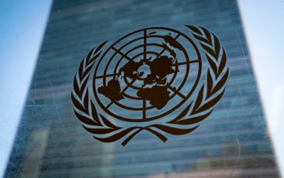 Le symbole des Nations unies à l’extérieur du bâtiment du Secrétariat de l'ONU, au siège des Nations unies, le 28 février 2022. (Crédit : John Minchillo/AP)