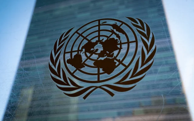 Le symbole des Nations unies à l’extérieur du bâtiment du Secrétariat de l'ONU, au siège des Nations unies, le 28 février 2022. (Crédit : John Minchillo/AP)