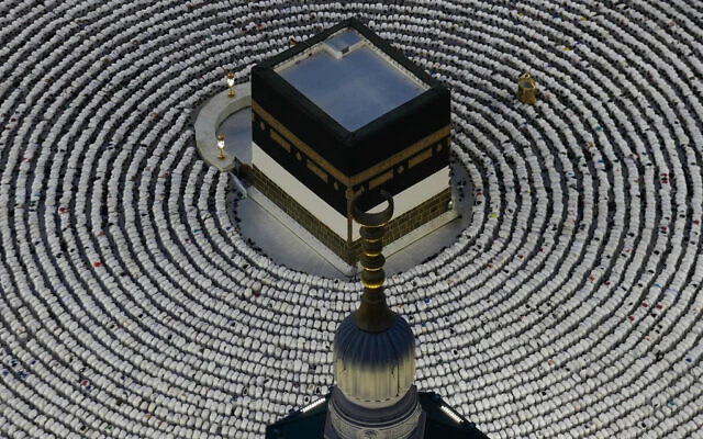 Des pèlerins musulmans se prosternant alors qu'ils accomplissent la prière du soir autour de la Kaaba, le lieu le plus sacré de l'islam, dans la ville sainte de La Mecque, à l'occasion du pèlerinage annuel du hadj, en Arabie saoudite, le 24 mai 2026. (Crédit : Altaf Qadri/AP Photo)
