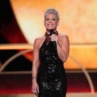 La maîtresse de cérémonie Pink prenant la parole lors de la 79ᵉ cérémonie des Tony Awards, s’exprimant au Radio City Music Hall de New York, le 7 juin 2026. (Crédit : Charles Sykes/Invision/AP)