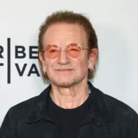 Bono assistant à la première du film « GUGGI » au SVA Theatre dans le cadre du Festival de Tribeca, à New York, le 13 juin 2026. (Crédit : Andy Kropa/Invision/AP)