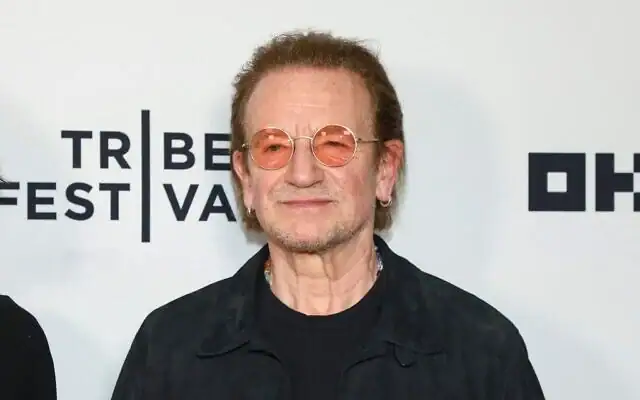 Bono assistant à la première du film « GUGGI » au SVA Theatre dans le cadre du Festival de Tribeca, à New York, le 13 juin 2026. (Crédit : Andy Kropa/Invision/AP)