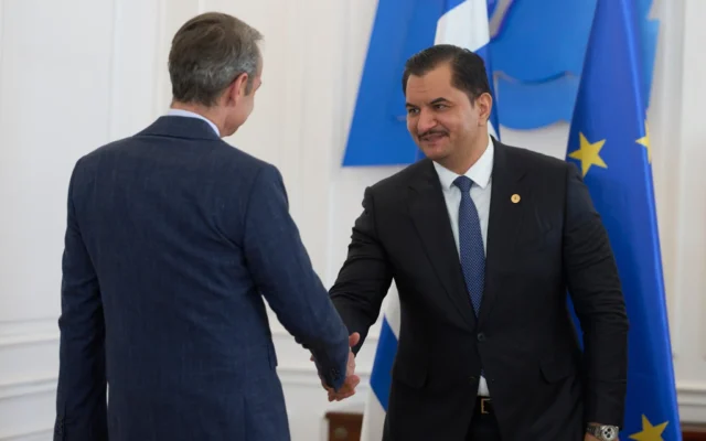 Le commandant en second de l’Armée nationale libyenne, le général Saddam Haftar (à droite), serre la main du Premier ministre grec Kyriakos Mitsotakis, à Athènes, le 15 juin 2026. (Crédit: AP/Petros Giannakouris)