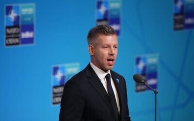 Le Premier ministre hongrois, Peter Magyar, s'exprime à son arrivée au sommet de l'OTAN à Ankara, en Turquie, le 8 juillet 2026. (Crédit : AP Photo/Emrah Gurel)