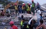 Des secouristes et des familles recherchent leurs proches dans un immeuble détruit par les tremblements de terre à La Guaira, au Venezuela, le 21 juillet 2026. (Crédit : Ariana Cubillos/AP)