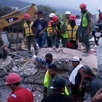 Des secouristes et des familles recherchent leurs proches dans un immeuble détruit par les tremblements de terre à La Guaira, au Venezuela, le 21 juillet 2026. (Crédit : Ariana Cubillos/AP)