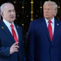 Le président américain Donald Trump écoute le Premier ministre israélien Benjamin Netanyahu s’exprimer au club Mar-a-Lago de Trump, à Palm Beach, en Floride, le 29 décembre 2025. (Crédit : Alex Brandon/AP)