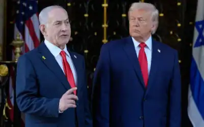 Le président américain Donald Trump écoute le Premier ministre israélien Benjamin Netanyahu s’exprimer au club Mar-a-Lago de Trump, à Palm Beach, en Floride, le 29 décembre 2025. (Crédit : Alex Brandon/AP) Le président américain Donald Trump écoute le Premier ministre israélien Benjamin Netanyahu s’exprimer au club Mar-a-Lago de Trump, à Palm Beach, en Floride, le 29 décembre 2025. (Crédit : Alex Brandon/AP)