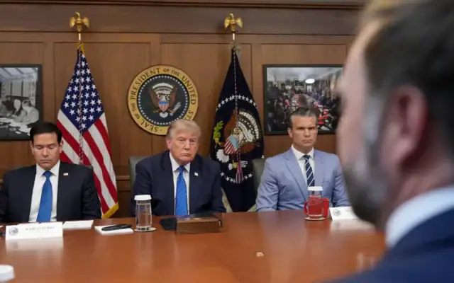 Le secrétaire d’État américain Marco Rubio (à gauche), le président Donald Trump et le secrétaire à la Défense Pete Hegseth écoutant le vice-président JD Vance s’exprimer lors d’une réunion du Conseil des ministres, à Camp David, la résidence présidentielle, près de Thurmont, dans le Maryland, le 31 juillet 2026. (Crédit: Jacquelyn Martin/AP)