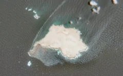 Cette image satellite publiée par l’Agence spatiale européenne montre une fuite de pétrole provenant d’un pétrolier interdit par le Royaume-Uni près de l’île de Qibliyah, au large des côtes d’Oman, le 28 juillet 2026 (Agence spatiale européenne via AP).