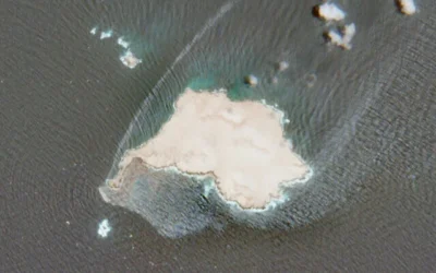 Cette image satellite publiée par l’Agence spatiale européenne montre une fuite de pétrole provenant d’un pétrolier interdit par le Royaume-Uni près de l’île de Qibliyah, au large des côtes d’Oman, le 28 juillet 2026 (Agence spatiale européenne via AP).
