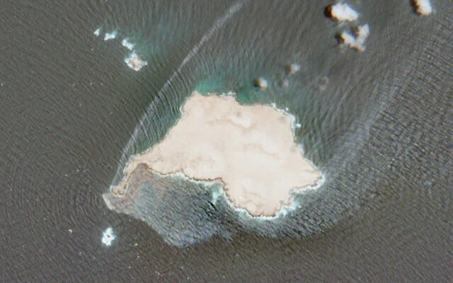 Cette image satellite publiée par l’Agence spatiale européenne montre une fuite de pétrole provenant d’un pétrolier interdit par le Royaume-Uni près de l’île de Qibliyah, au large des côtes d’Oman, le 28 juillet 2026 (Agence spatiale européenne via AP).