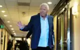 Robert Kraft, propriétaire des Patriots de la Nouvelle-Angleterre, arrivant avant une réunion des propriétaires de la NFL, à Atlanta, le 26 août 2026. (Crédit : Brynn Anderson/AP)