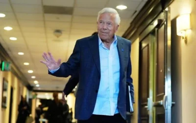 Robert Kraft, propriétaire des Patriots de la Nouvelle-Angleterre, arrivant avant une réunion des propriétaires de la NFL, à Atlanta, le 26 août 2026. (Crédit : Brynn Anderson/AP)