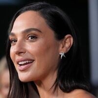 Gal Gadot, vedette du film « The Runner », est interviewée lors de la première du film, le 27 août 2026, au Harmony Gold Preview House de Los Angeles. (Crédit : Chris Pizzello/AP Photo)