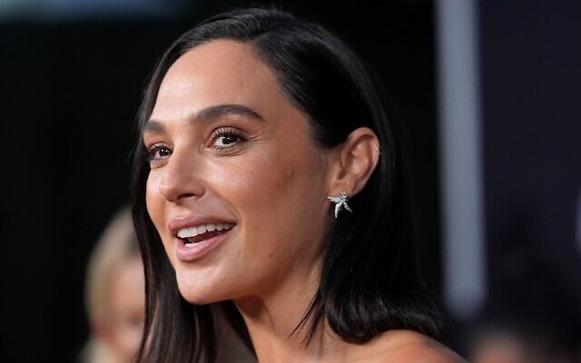 Gal Gadot, vedette du film « The Runner », est interviewée lors de la première du film, le 27 août 2026, au Harmony Gold Preview House de Los Angeles. (Crédit : AP Photo/Chris Pizzello)