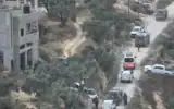 Des soldats israéliens encerclent un chantier dans le village de Qusra, en Cisjordanie, après qu’il a été attaqué par des résidents d’implantations, le 29 août 2026. (Crédit : Majdi Mohammed/AP)