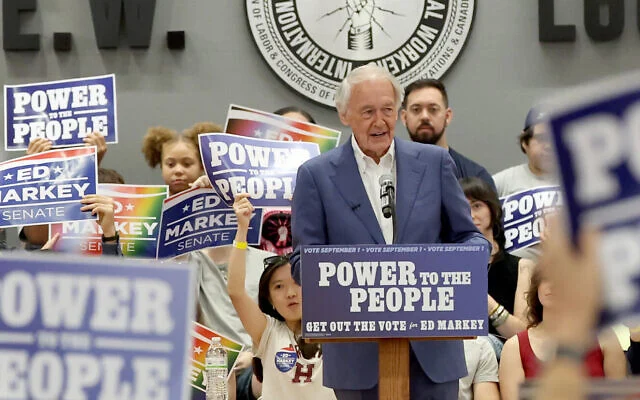 Le sénateur Ed Markey prend la parole lors d'un événement de campagne, le 29 août 2026 à Boston. (AP Photo/Mark Stockwell)