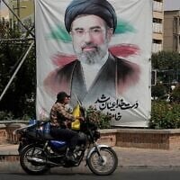 Un homme passant devant une banderole représentant le portrait du guide suprême iranien, l'ayatollah Mojtaba Khamenei, dans le centre-ville de Téhéran, en Iran, le 31 août 2026. (Crédit : Vahid Salemi/AP)