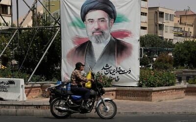 Un homme passant devant une banderole représentant le portrait du guide suprême iranien, l'ayatollah Mojtaba Khamenei, dans le centre-ville de Téhéran, en Iran, le 31 août 2026. (Crédit : Vahid Salemi/AP) Un homme passant devant une banderole représentant le portrait du guide suprême iranien, l'ayatollah Mojtaba Khamenei, dans le centre-ville de Téhéran, en Iran, le 31 août 2026. (Crédit : Vahid Salemi/AP)