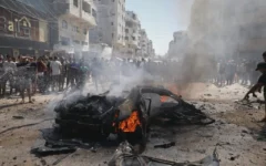 Des Palestiniens se rassemblent autour d'une voiture en train de brûler suite à une frappe de l'armée israélienne à Gaza City, le 31 août 2026. (AP Photo/Yousef Alzanoun)