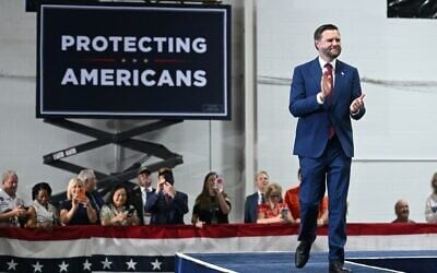 Le vice-président américain JD Vance intervenant lors d'une conférence organisée par Universal Contracting et Urban Tree Trimming, à Sterling Heights, dans le Michigan, le 31 août 2026. (Crédit : Saul Loeb/Pool Photo via AP)