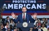Le vice-président américain JD Vance s'exprimant devant les employés de la société Universal Contracting and Urban Tree Trimming, à Sterling Heights, dans le Michigan, le 31 août 2026. (Crédit : Saul Loeb/Pool Photo via AP)