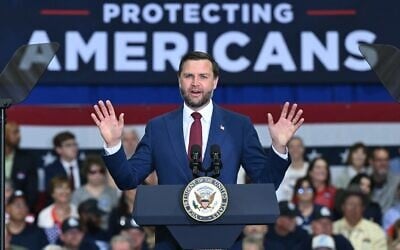 Le vice-président américain JD Vance s'exprimant devant les employés de la société Universal Contracting and Urban Tree Trimming, à Sterling Heights, dans le Michigan, le 31 août 2026. (Crédit : Saul Loeb/Pool Photo via AP)