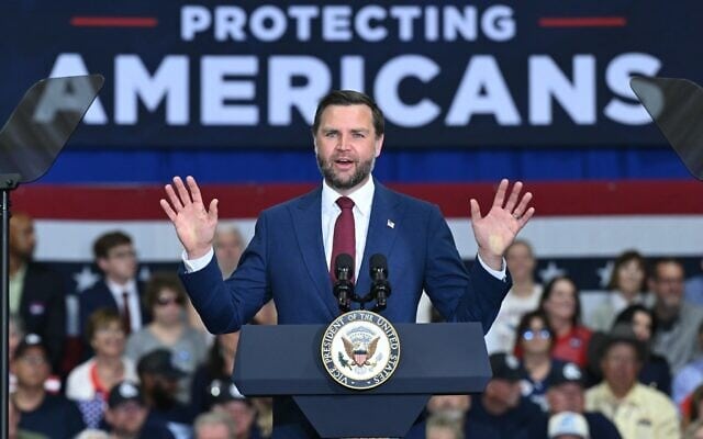 Le vice-président américain JD Vance s'exprimant devant les employés de la société Universal Contracting and Urban Tree Trimming, à Sterling Heights, dans le Michigan, le 31 août 2026. (Crédit : Saul Loeb/Pool Photo via AP)