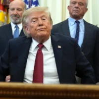 Le président américain Donald Trump s’apprête à partir après s’être exprimé dans le Bureau ovale de la Maison Blanche, à Washington, le 31 août 2026. (Crédit: Jacquelyn Martin/AP)
